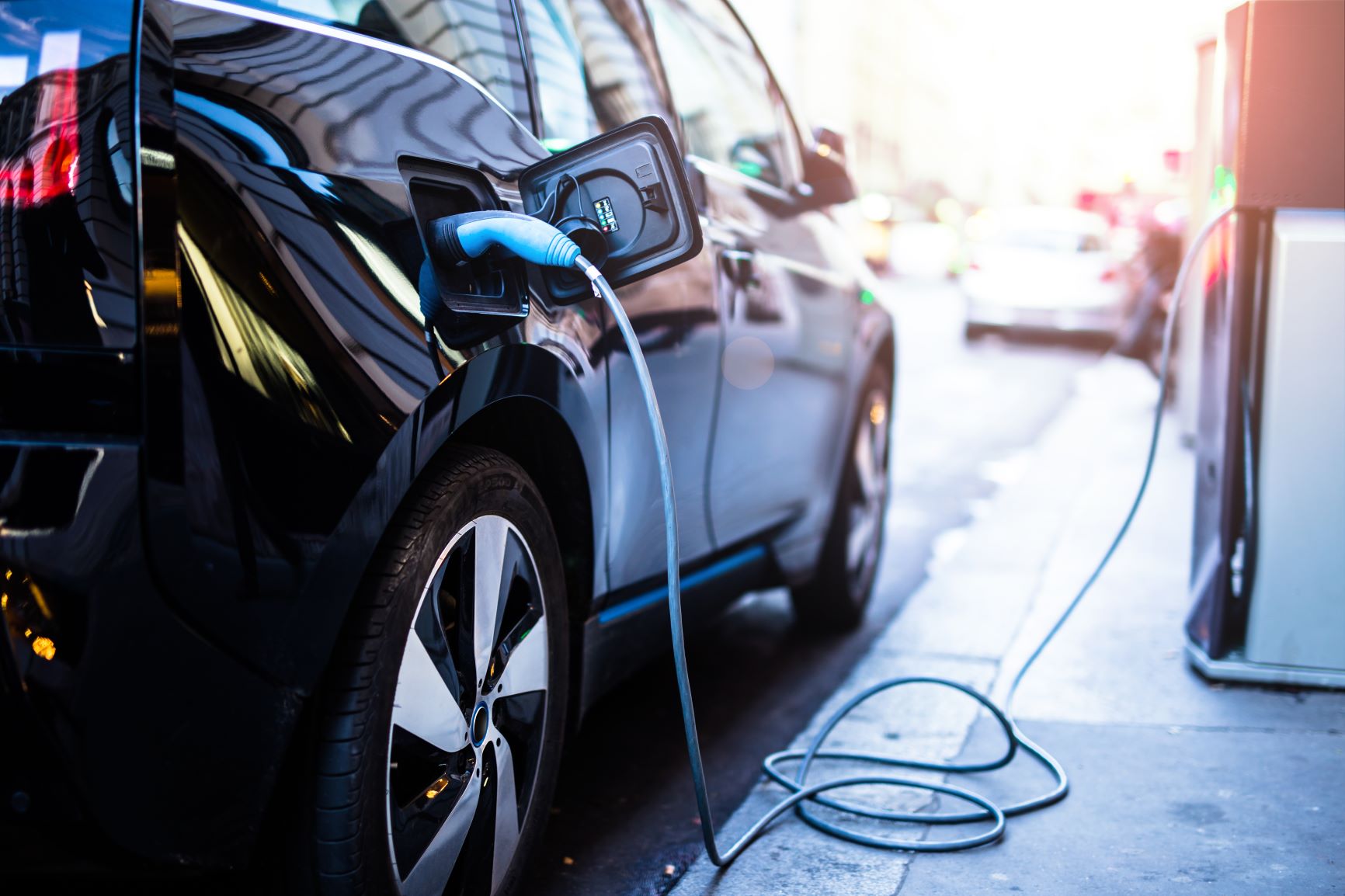 Véhicule électrique noir à la station de recharge