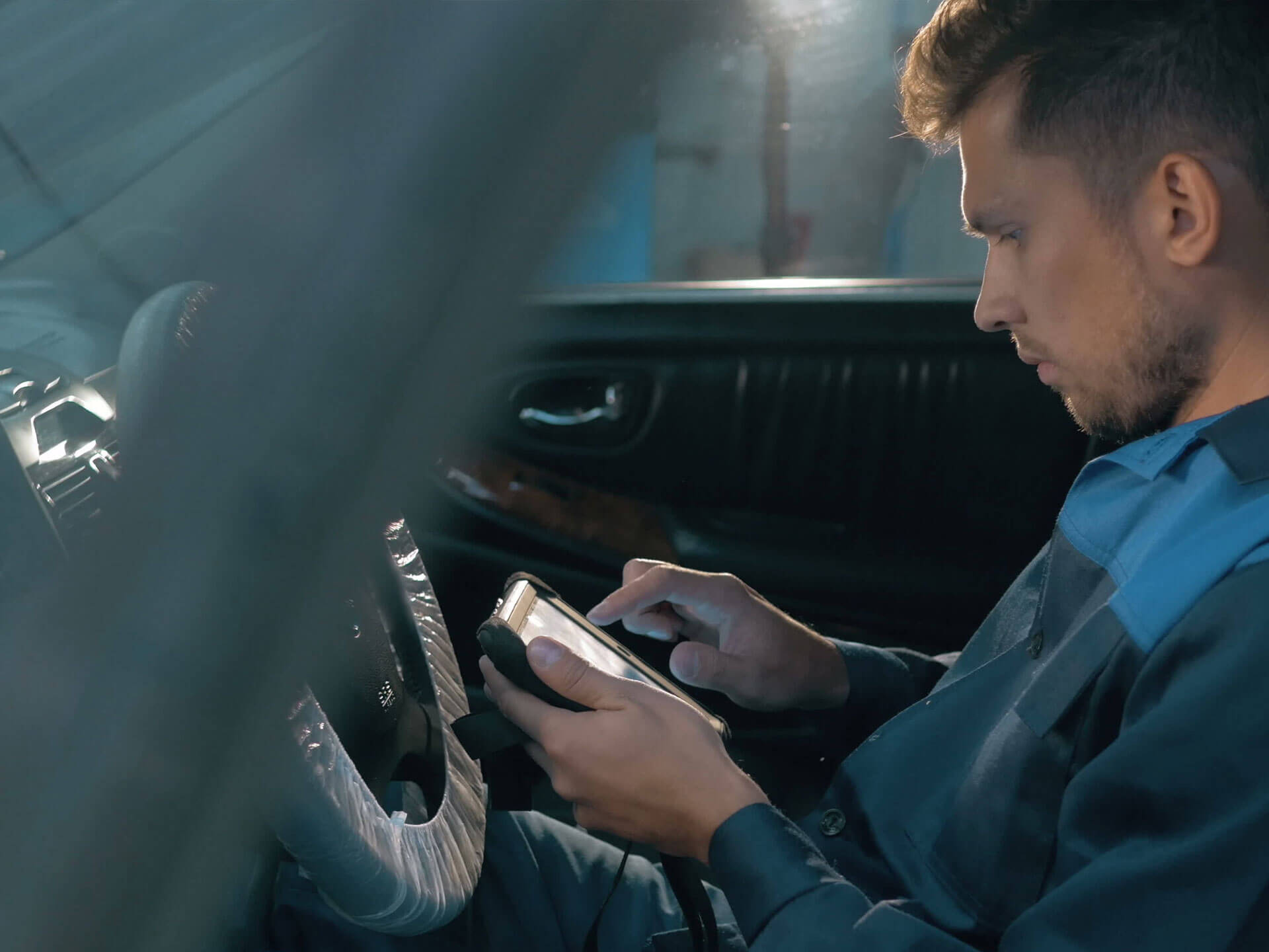 Hombre usando una tableta en el coche