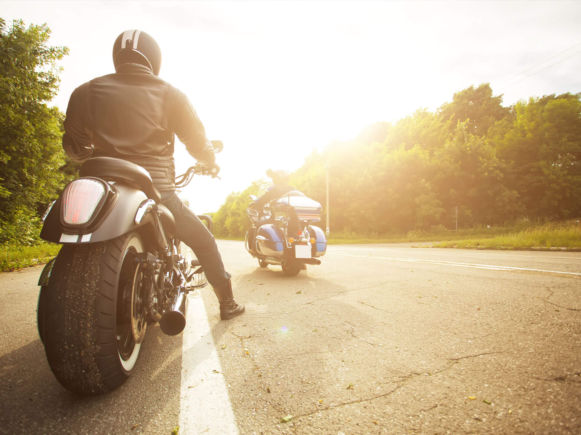 Deux motos dans la rue au coucher du soleil