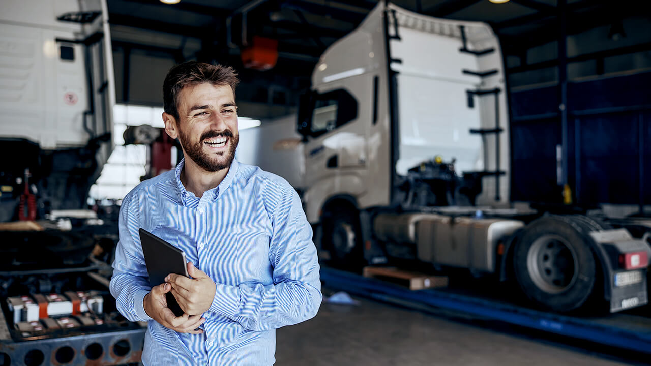 homme s'éloignant d'un camion